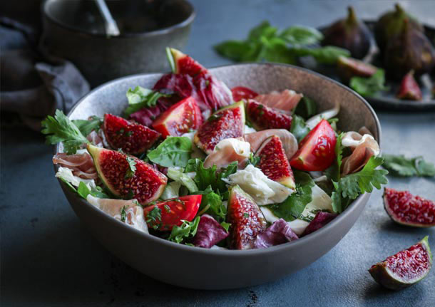 Δροσερή Σαλάτα με Μοτσαρέλα, Σύκα, Προσούτο και Ντρέσινγκ Πετιμέζι