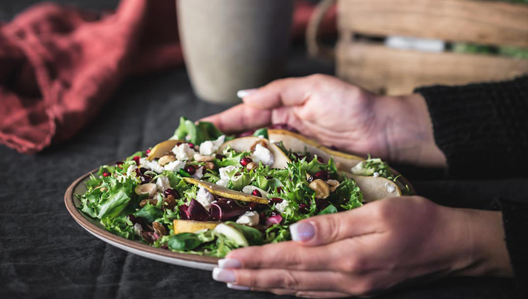 Εορταστική σαλάτα με ρόδι, αχλάδι, καραμελωμένα φουντούκια με βινεγκρέτ βαλσάμικου & τζίντζερ από την Βικτώρια Γιανναρά