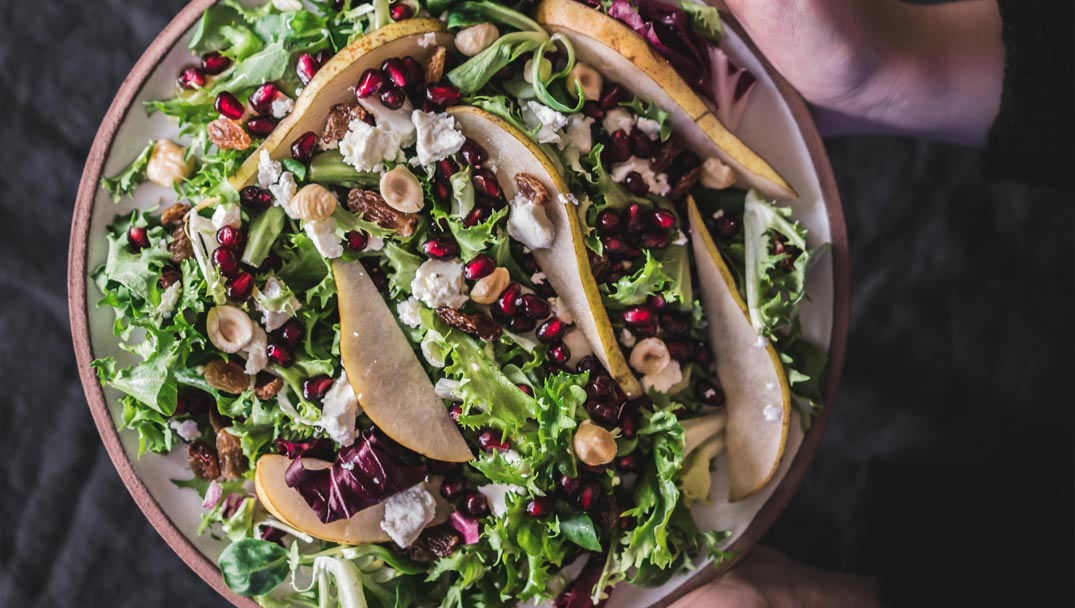 Εορταστική σαλάτα με ρόδι, αχλάδι, καραμελωμένα φουντούκια με βινεγκρέτ βαλσάμικου & τζίντζερέτ βαλσάμικου & τζίντζερ