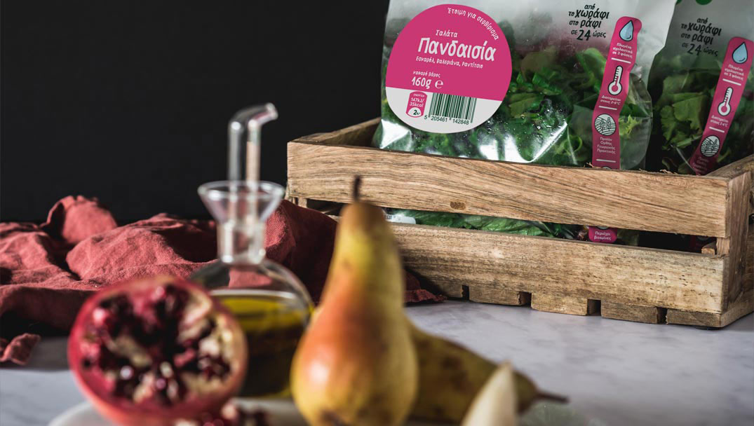 Σαλάτα Πανδαισία Φρεσκούλης για την συνταγή Εορταστική σαλάτα με ρόδι, αχλάδι, καραμελωμένα φουντούκια με βινεγκρέτ βαλσάμικου & τζίντζερ