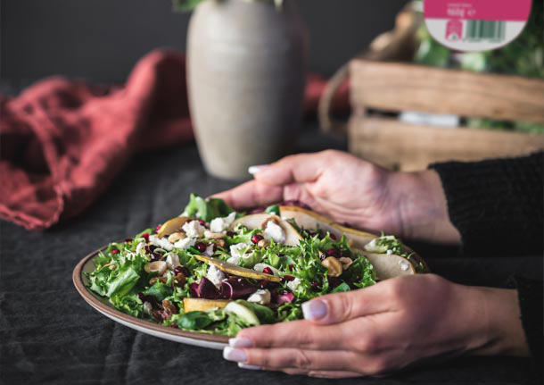 Εορταστική σαλάτα με ρόδι, αχλάδι, καραμελωμένα φουντούκια με βινεγκρέτ βαλσάμικου & τζίντζερ