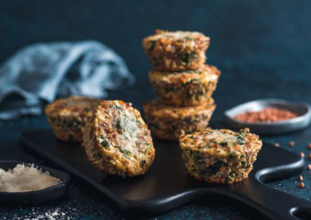 Αλμυρά μάφινς με σπανάκι, κατσικίσιο τυρί και προσούτο από τον Δημήτρη Σκαρμούτσο