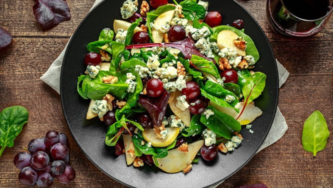Καλοκαιρινή συνταγή για Πράσινη σαλάτα με σταφύλι, αχλάδι και ροκφόρ