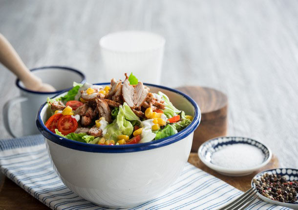 Πράσινη Σαλάτα με Κοτόπουλο και Καλαμπόκι, Τοματίνια και Raita Sauce από τον Αλέξανδρο Παπανδρέου