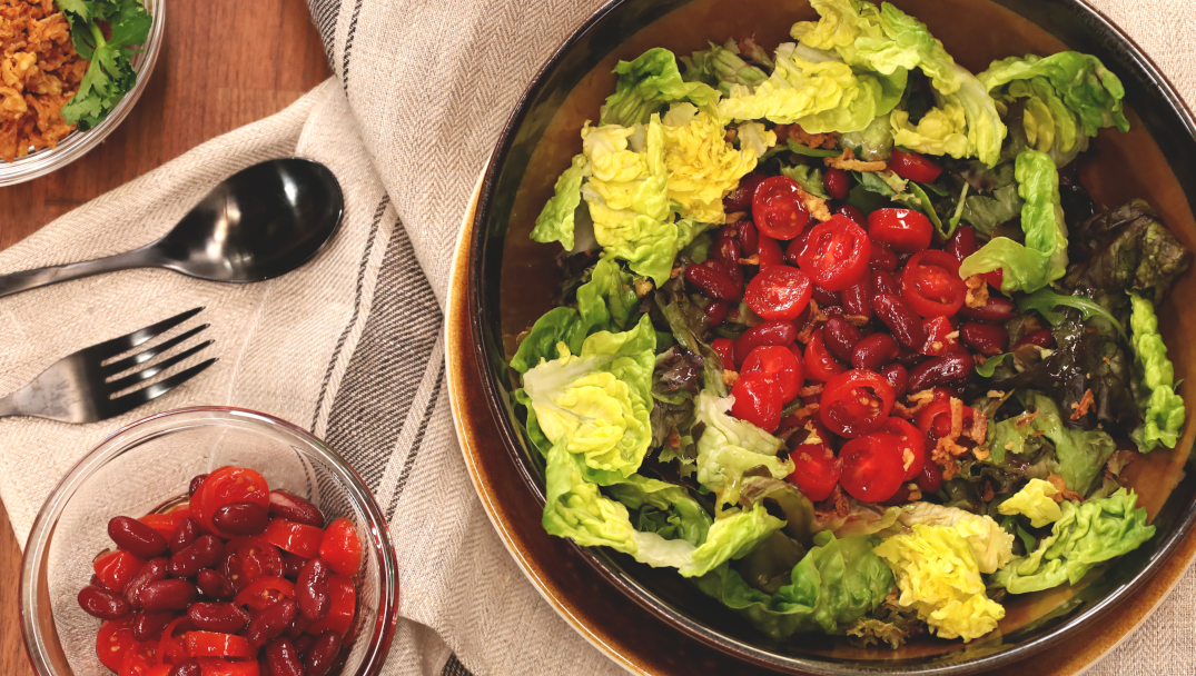 Σαλάτα με κόκκινα φασόλια, τοματίνια και σάλτσα εσπεριδοειδών