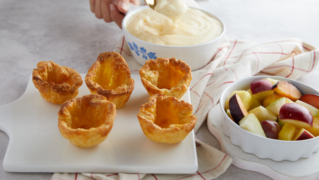 Υλικά για την συνταγή Φωλιές σφολιάτας με κρέμα και φρουτοσαλάτα