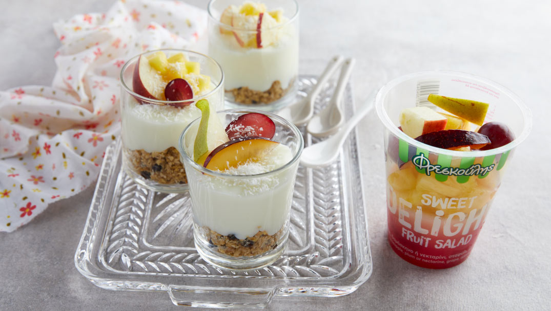Ποτηράκια vegan με φρουτοσαλάτα sweet delight Φρεσκούλης, βρώμη και καρύδα