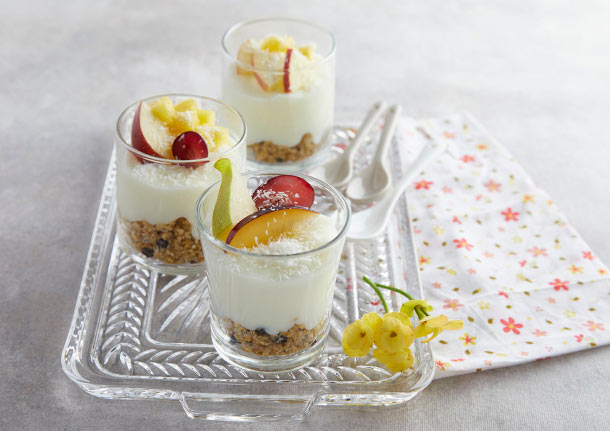 Ποτηράκια vegan με φρουτοσαλάτα βρώμη και καρύδα