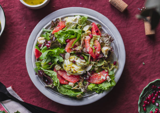 Σαλάτα Καπριτσιόζα με γκρέιπφρουτ, μοτσαρέλα και ντρέσινγκ με πράσινο πιπέρι