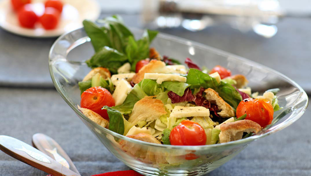 Σαλάτα με ψητά τοματίνια τυρί και κρουτόν