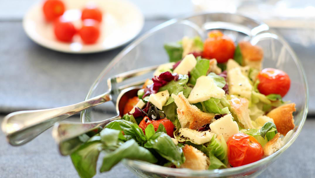 Σαλάτα με ψητά τοματίνια τυρί και κρουτόν από τον Βαγγέλη Λονίκου