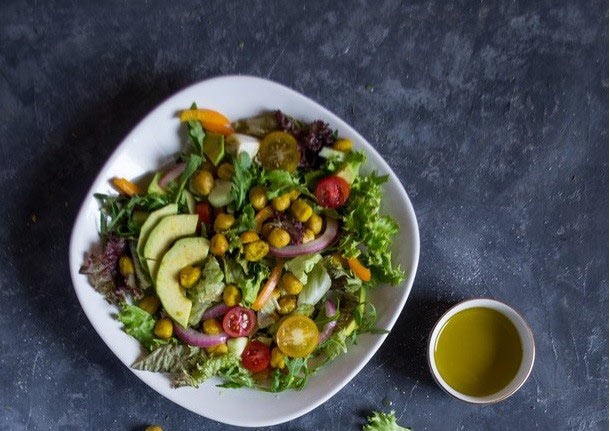 Αρωματικά Ρεβύθια Ψητά με Πολύχρωμη Σαλάτα, Φρέσκα Λαχανικά και Γλυκόξινο Ντρέσινγκ Λεμονιού