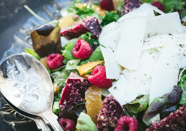 Σαλάτα καπριτσιόζα με ψητά παντζάρια