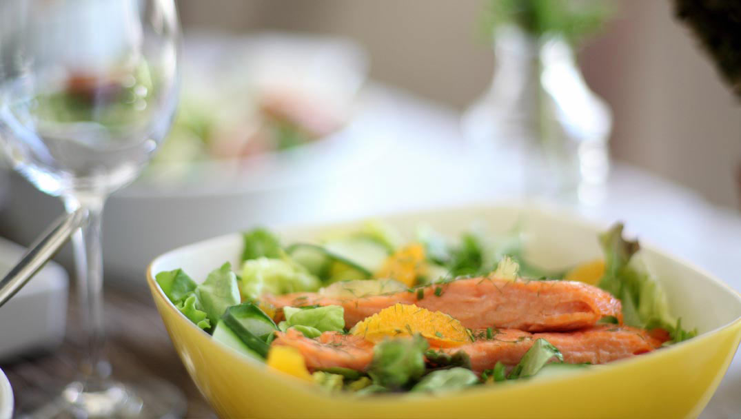 Σαλάτα με σολομό και αγγούρι