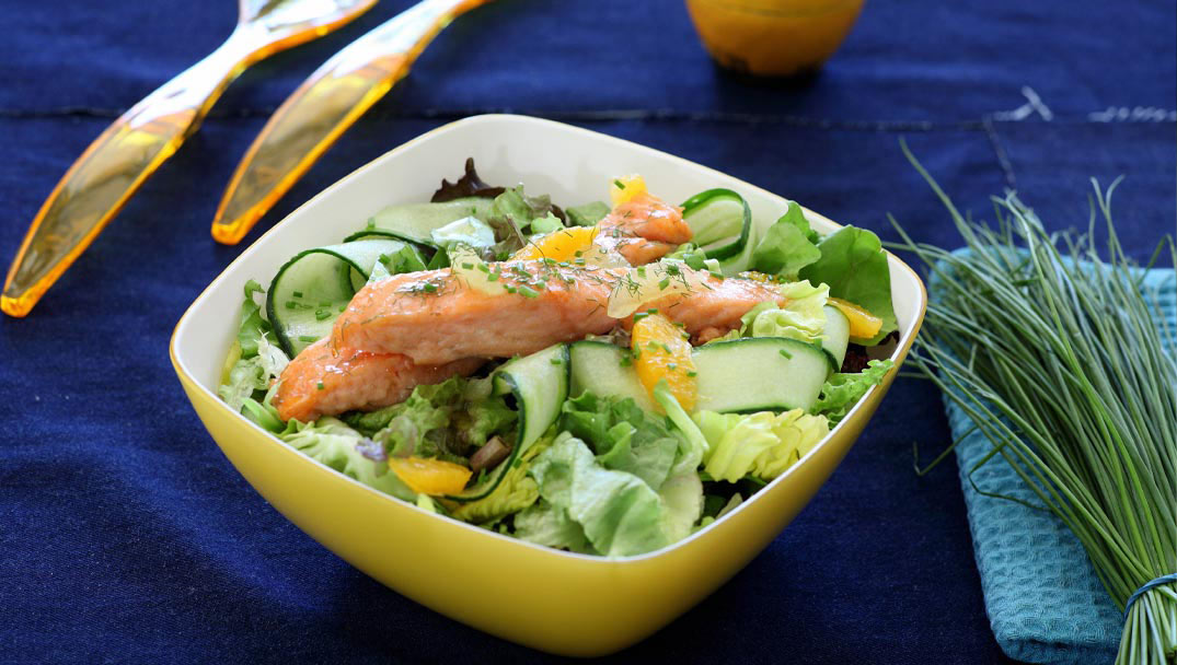 Σαλάτα με σολομό και αγγούρι συνταγή