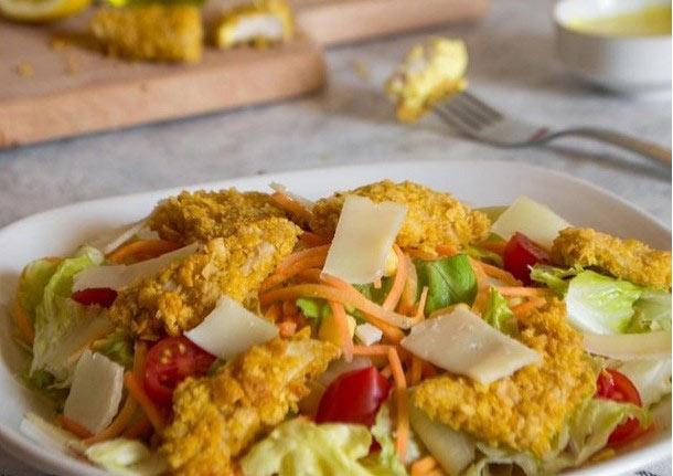 Σαλάτα με Κοτομπουκιές Φούρνου και Ντρέσινγκ Γιαουρτιού-Μουστάρδας