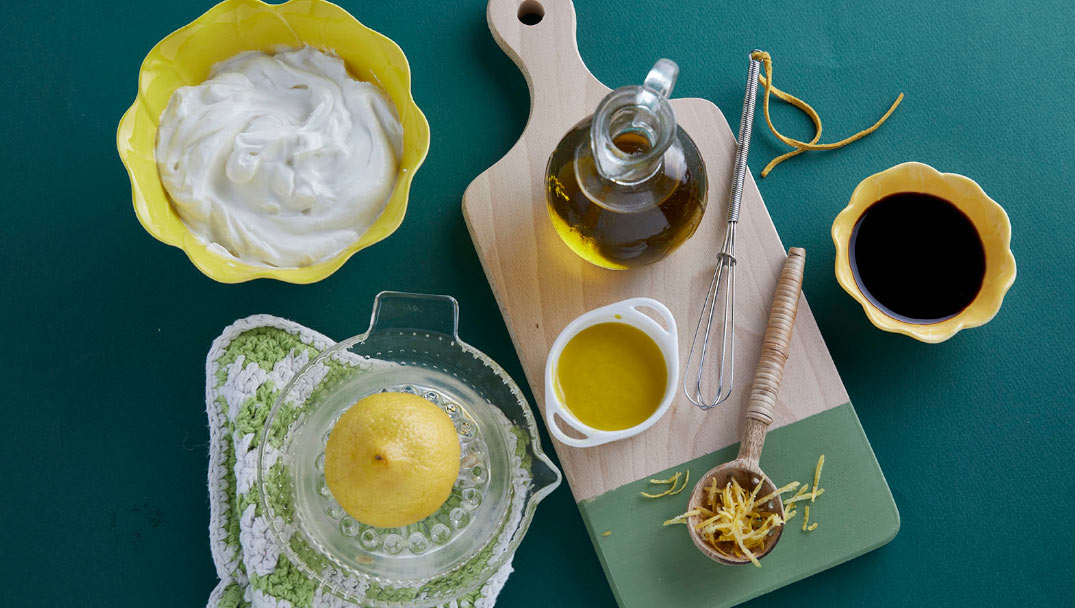 Υλικά για το ντρέσινγκ κοτοσαλάτας με σως γιαουρτιού