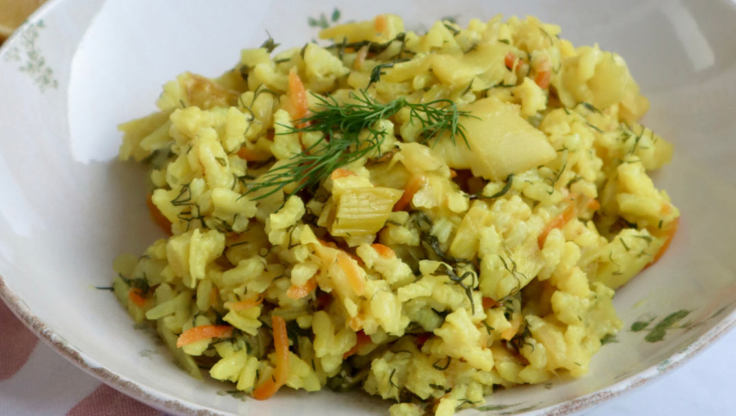 Συνταγή για Πρασόρυζο με λάχανο και καρότο από την Bubbles and Avocados