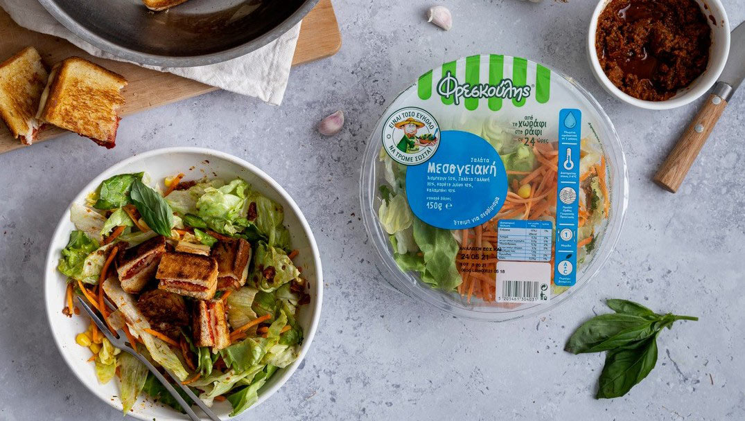 Σαλάτα με ντρέσινγκ λιαστής ντομάτας και grilled cheese κρουτόν