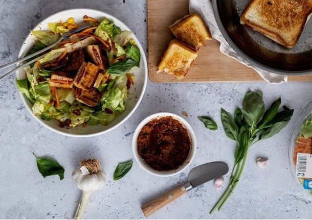 Σαλάτα με ντρέσινγκ λιαστής ντομάτας και grilled cheese κρουτόν από την Madameginger