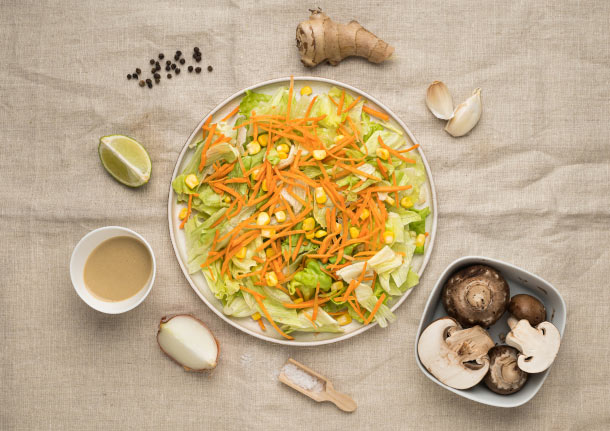 Σαλάτα Ταϊλανδέζικη με σάλτσα σατάυ και μανιτάρια