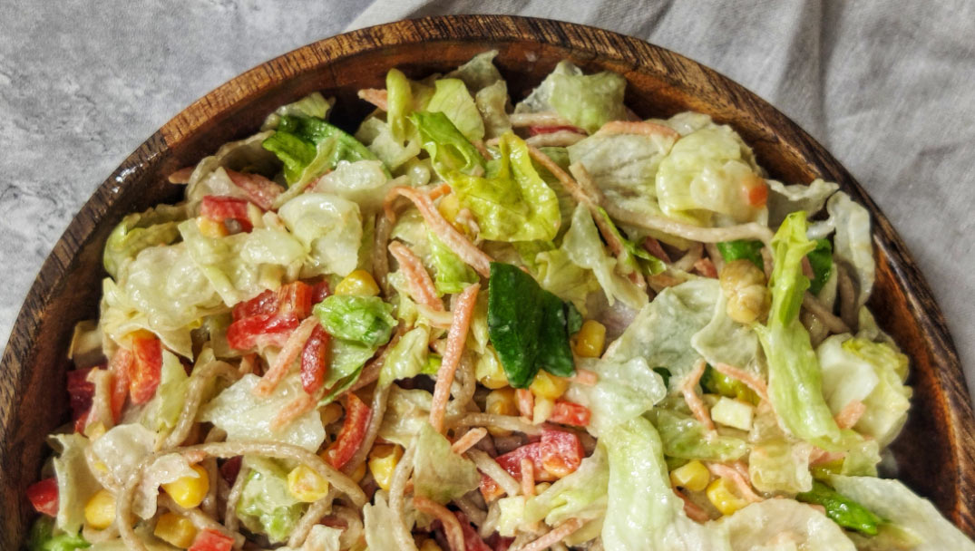 Κοντινή λήψη της συνταγής Rainbow Pasta Salad