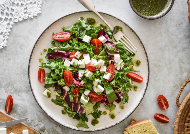 Σαλάτα με μανούρι, τοματίνια και πέστο βασιλικού