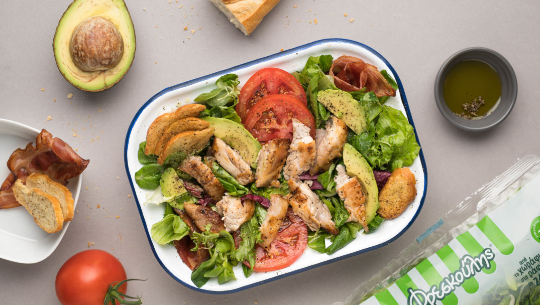 Σαλάτα chicken club με αβοκάντο, κοτόπουλο, ντομάτα μπέικον και βινεγκρέτ από τον mamapeinao