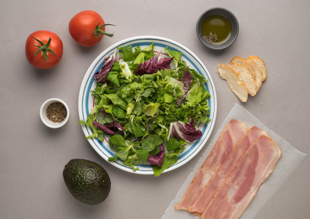 Σαλάτα chicken club με αβοκάντο, κοτόπουλο, ντομάτα μπέικον και βινεγκρέτ