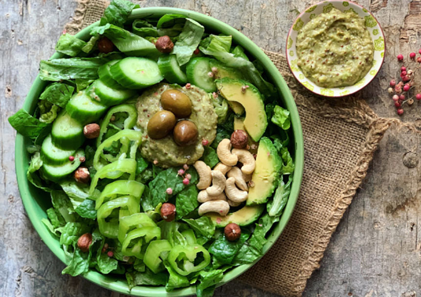 Σαλάτα Παραδοσιακή με σως αβοκαντο μουστάρδας & ξηρούς καρπούς