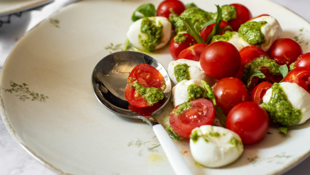 Υλικά για την συνταγή σαλάτα Caprse με Πέστο ρόκας