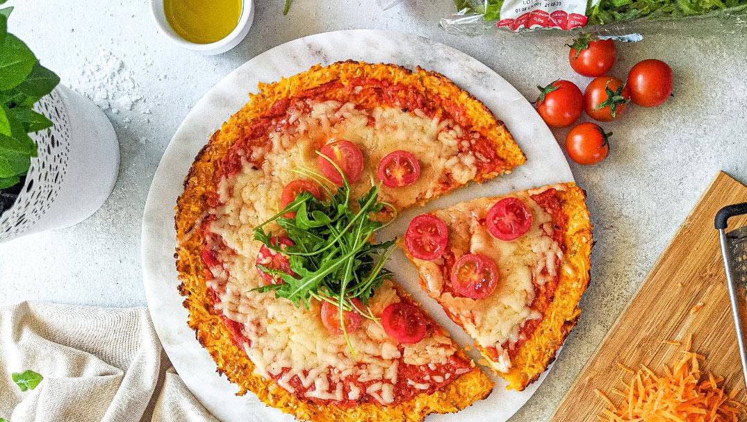 Σπιτική πίτσα με ρόκα, τοματίνια και carrots to go από τον Φρεσκούλη