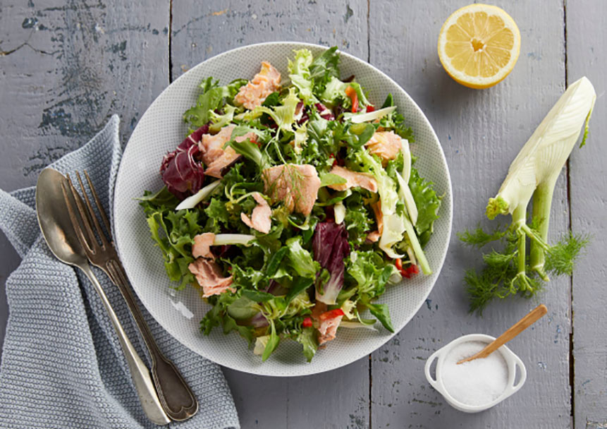 Πράσινη σαλάτα με σολομό φινόκιο και ντρέσινγκ λαδολέμονο με κρεμμύδι και πιπεριά Φλωρίνης