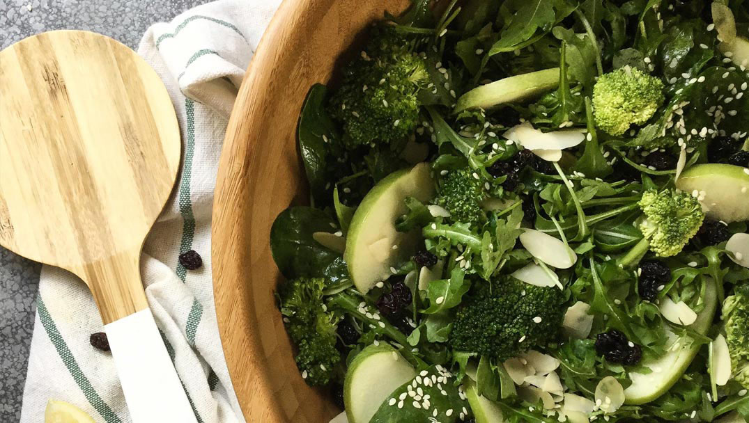 Σαλάτα με baby σπανάκι, ρόκα, πράσινο μήλο και σταφίδες από την Niki's Food