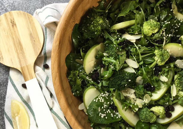 Σαλάτα με baby σπανάκι, ρόκα, πράσινο μήλο και σταφίδες