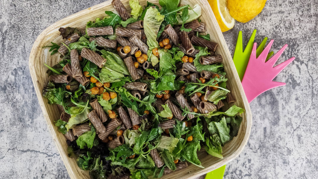 Δροσερή ρεβυθοσαλάτα με πράσινα λαχανικά και ζυμαρικά