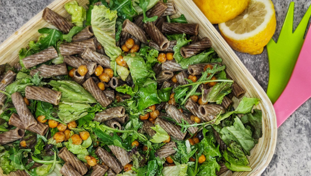 Κοντινή λήψη της συνταγής Δροσερή ρεβυθοσαλάτα με πράσινα λαχανικά και ζυμαρικά