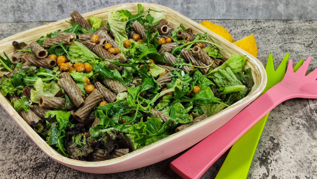 Δροσερή ρεβυθοσαλάτα με πράσινα λαχανικά και ζυμαρικά από την Emily Vagia