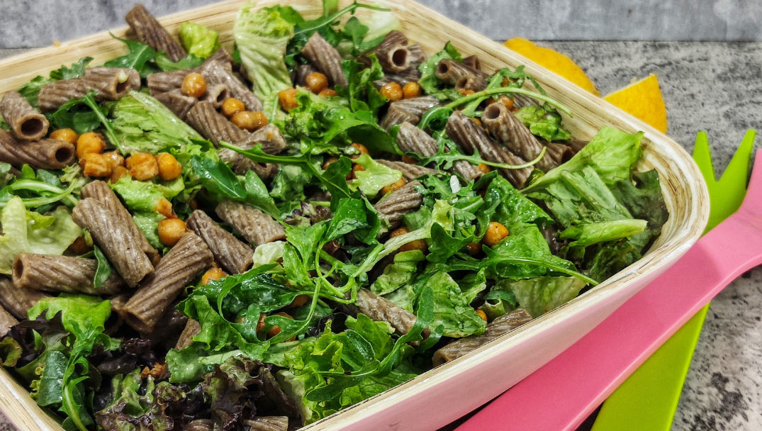 Ρεβυθοσαλάτα με πράσινα λαχανικά και ζυμαρικά