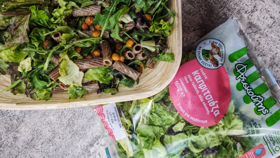 Συνταγή για Δροσερή ρεβυθοσαλάτα με πράσινα λαχανικά και ζυμαρικά με Καπριτσιόζα Φρεσκούλης