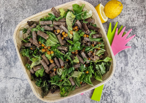 Δροσερή ρεβυθοσαλάτα με πράσινα λαχανικά και ζυμαρικά με Καπριτσιόζα Φρεσκούλης