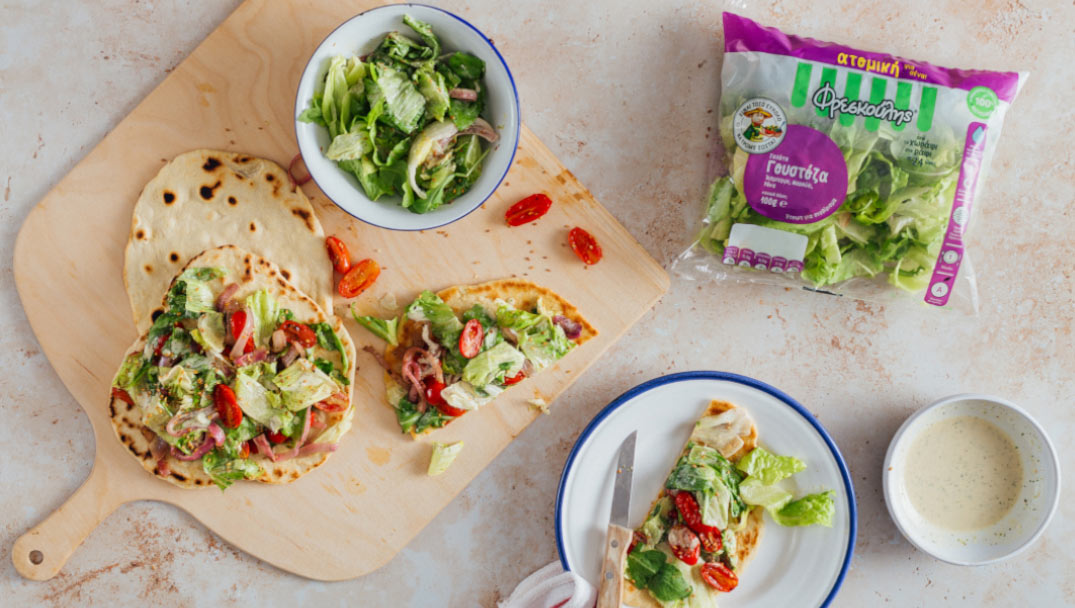 Πράσινη σαλάτα με ψητά τοματίνια & αρωματικό ντρέσινγκ ταχινιού πάνω σε σπιτικό flatbread