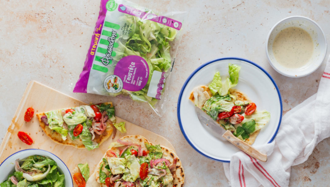 Υλικά για την συνταγή Πράσινη σαλάτα με ψητά τοματίνια & αρωματικό ντρέσινγκ ταχινιού πάνω σε σπιτικό flatbread με σαλάτα Γουστόζα Φρεσκούλης