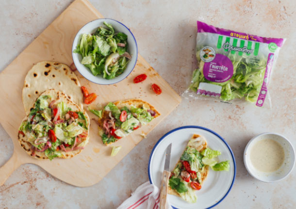 Πράσινη σαλάτα με ψητά τοματίνια & αρωματικό ντρέσινγκ ταχινιού πάνω σε σπιτικό flatbread με σαλάτα Γουστόζα Φρεσκούλης