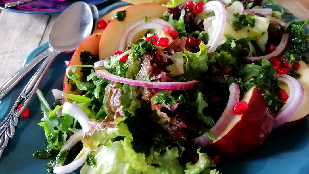 Σαλάτα καπριτσιόζα με μήλο & ρόδι και ντρέσινγκ μαϊντανού από την Mamatsita