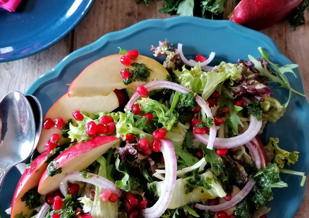 Σαλάτα καπριτσιόζα με μήλο & ρόδι και ντρέσινγκ μαϊντανού