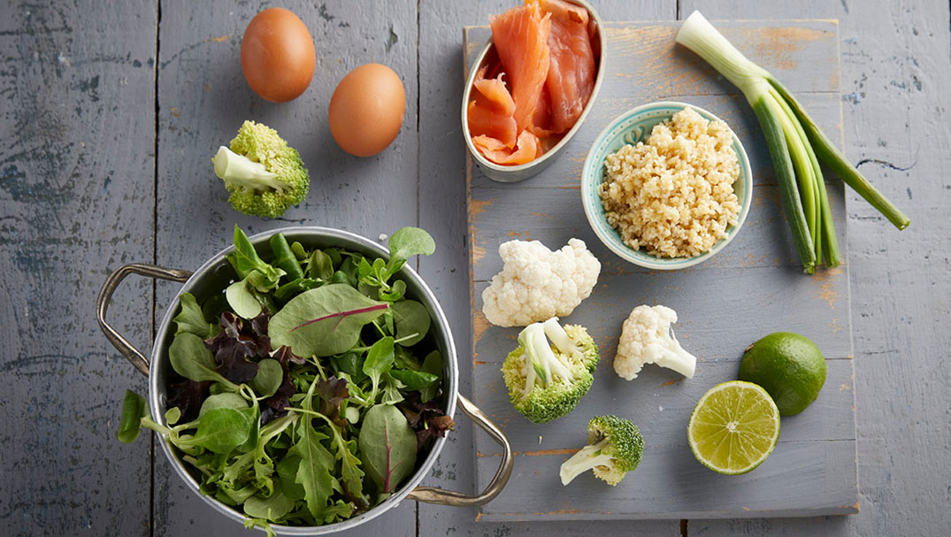 Υλικά για την συνταγή Πράσινη σαλάτα με Baby leaves καπνιστό σολομό, πλιγούρι, μπρόκολο, κουνουπίδι και αυγά