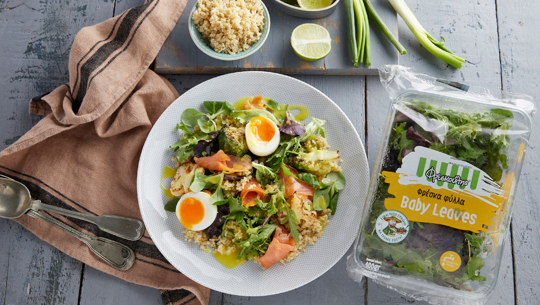Πράσινη σαλάτα με Baby leaves καπνιστό σολομό, πλιγούρι, μπρόκολο, κουνουπίδι και αυγά από τον Αλέξανδρο Παπανδρέου