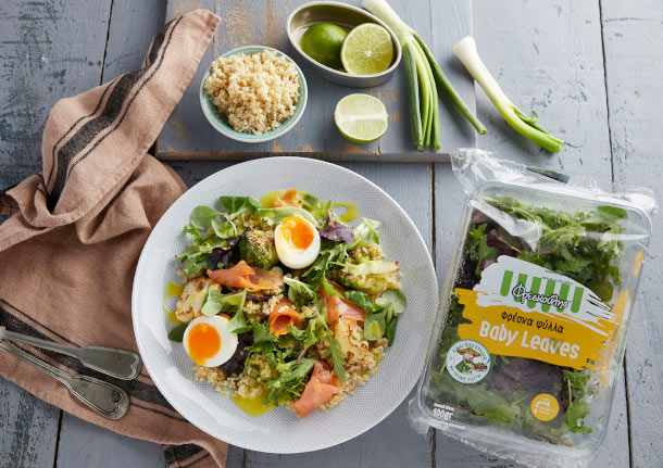 Πράσινη σαλάτα με Baby leaves καπνιστό σολομό, πλιγούρι, μπρόκολο, κουνουπίδι και αυγά