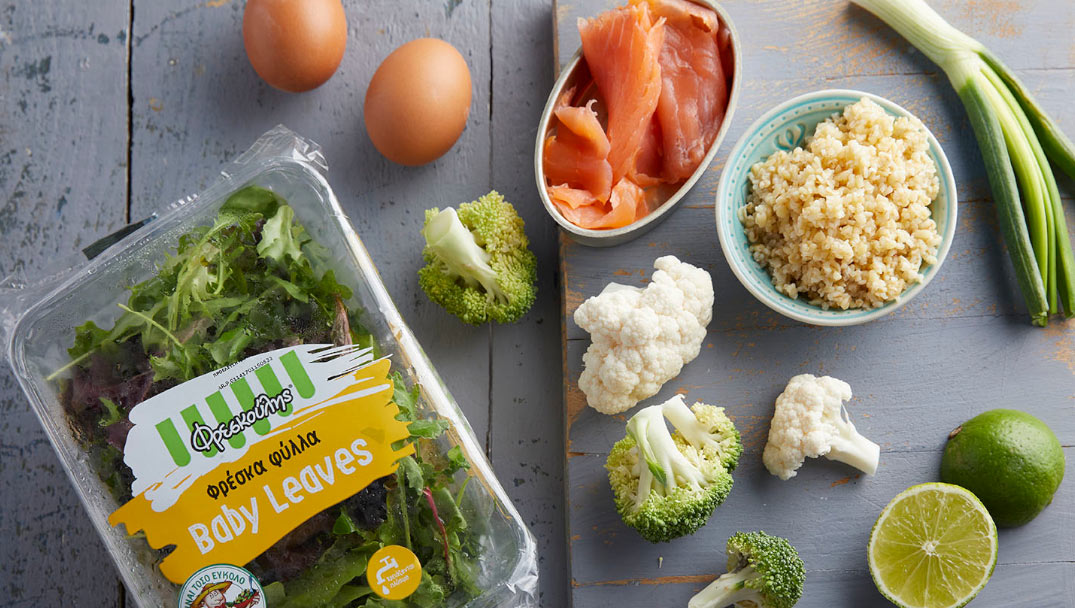 Πράσινη σαλάτα με Baby leaves Φρεσκούλης, καπνιστό σολομό, πλιγούρι, μπρόκολο, κουνουπίδι και αυγά